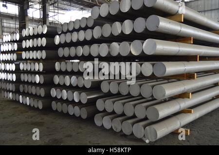L'aluminium de cylindres de métal employé dans le processus d'extrusion. Banque D'Images