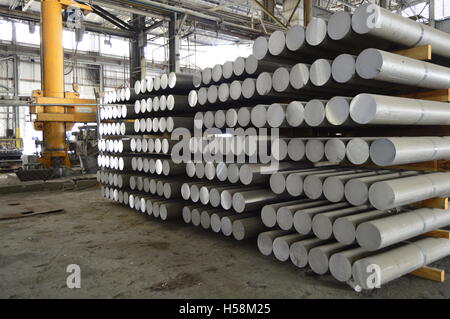 L'aluminium de cylindres de métal employé dans le processus d'extrusion. Banque D'Images