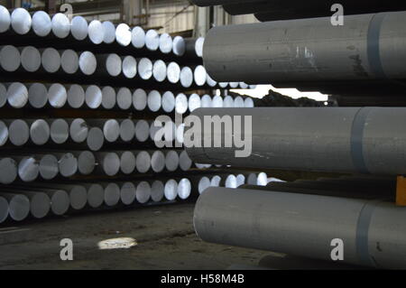 L'aluminium de cylindres de métal employé dans le processus d'extrusion. Banque D'Images