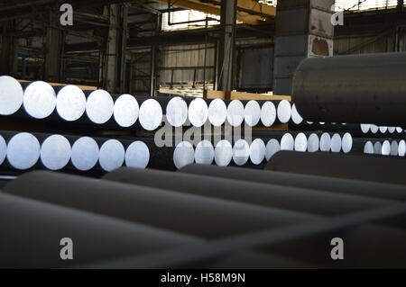 L'aluminium de cylindres de métal employé dans le processus d'extrusion. Banque D'Images