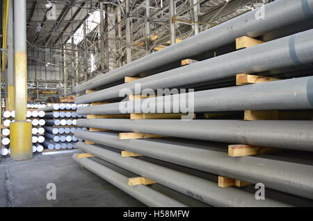 L'aluminium de cylindres de métal employé dans le processus d'extrusion. Banque D'Images