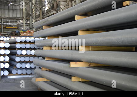 L'aluminium de cylindres de métal employé dans le processus d'extrusion. Banque D'Images