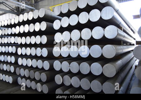 L'aluminium primaire cylindre métallique employée dans le processus d'extrusion. Banque D'Images