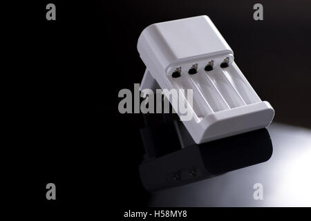 Chargeur de batterie sur fond noir Banque D'Images