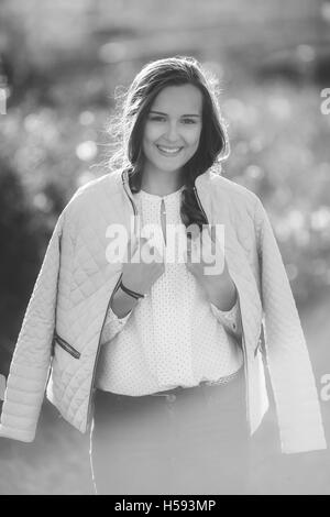 Noir et blanc photo de jolie fille dans le parc, P.C. Banque D'Images