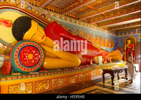 Statue de Bouddha couché, Isurumunjya Isurumuni, temple Maha Vihara, Anuradhapura, Sri Lanka Banque D'Images