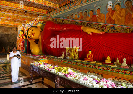 Statue de Bouddha couché, Isurumunjya Isurumuni, temple Maha Vihara, Anuradhapura, Sri Lanka Banque D'Images