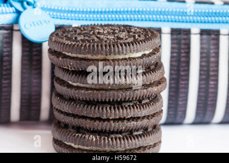 Pile de biscuits Oreo original en face d'Oreo à crayons Banque D'Images