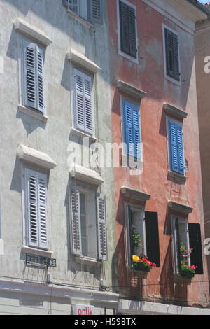 Des fenêtres à volets dans le Port de Piran, sur la côte méditerranéenne de la Slovénie. Banque D'Images