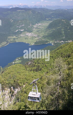 La Slovénie, Parc National de Triglav. Vue sur le mont Vogel avec téléphérique Bohinji le lac en arrière-plan. Banque D'Images