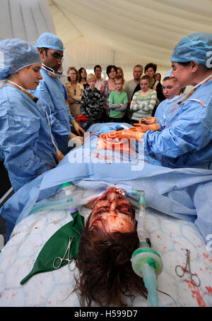 La simulation d'une opération chirurgicale avec un film et télévision dummy faite par le make-up et de la prothèse Max expert Campbell comme enseignement ai Banque D'Images