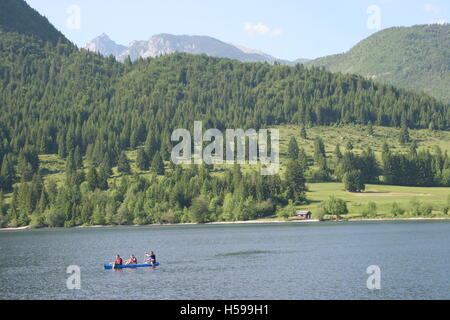 Les vacanciers canoë au lac de Bohinj dans Parc national du Triglav, le nord de la Slovénie. Bohinji le lac. Banque D'Images