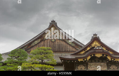 Structure du toit du palais Ninomaru au château de Nijō. Banque D'Images