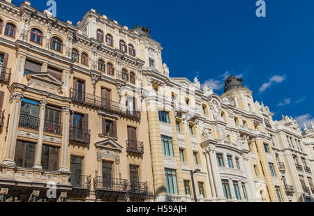 Les bâtiments traditionnels à la Gran Via à Madrid, Espagne Banque D'Images