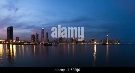 La ville de Panama, Panama - Juin 08 : paysage urbain de crépuscule sur la baie de Panama avec une réflexion sereine sur l'eau. 08 juin 20 Banque D'Images