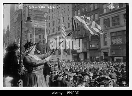 Une référence à Schumann Heink, faisant probablement référence à la célèbre chanteuse d'opéra, dont le nom complet était Marie Matilda Schumann-Heink. L'image ou le titre fait probablement référence à sa carrière ou à une performance spécifique. Banque D'Images