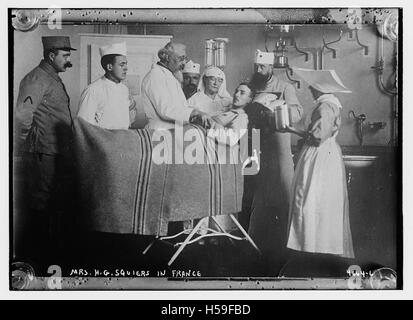 Photographie de MRS HG Squiers, probablement en France, avec des détails du cadre non précisés. L’image capture un moment impliquant cette personne, éventuellement lié à son voyage ou à ses activités en France. Banque D'Images