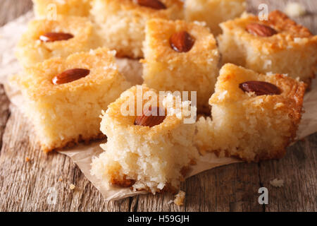 Délicieux gâteau aux amandes basbousa macro sur la table horizontale. Banque D'Images