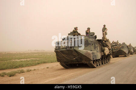 26 avril 2003 une colonne de véhicules amphibies AAV-P 7/A 1 du U.S. marines corps près de Diwaniyah dans le sud de l'Irak. Banque D'Images