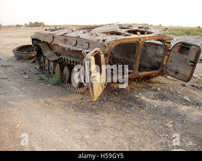 9 juillet 2003 UNE IFV BMP-1 brûlée est abandonnée par le bord de la route, à environ 25 milles au nord de Bagdad sur la route 1. Banque D'Images