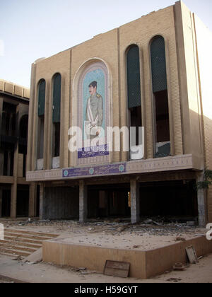 11 juillet 2003 a pratiquement intacts, sol carrelé grand portrait de Saddam Hussein à l'immeuble du Conseil National pillés à Bagdad. Banque D'Images