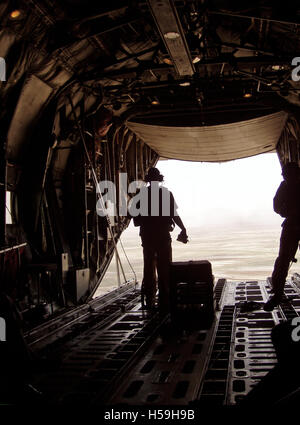 19 octobre 2003 au nord de Bassora dans le sud de l'Iraq, un Lockheed C-130 Hercules USMC vole à basse altitude au-dessus du désert avec sa porte arrière ouverte. Banque D'Images