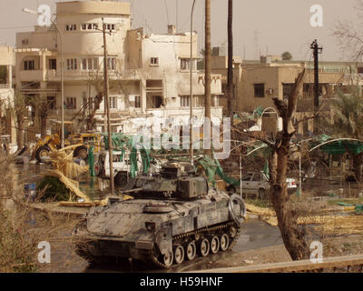 27 octobre 2003 une armée américaine Bradley sur les lieux d'une attaque suicide à la bombe sur le quartier général de la Croix-Rouge à Bagdad. Banque D'Images