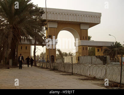 12 novembre 2003 Une des nombreuses passerelles massives marquant l'entrée de la zone internationale de Bagdad. Banque D'Images
