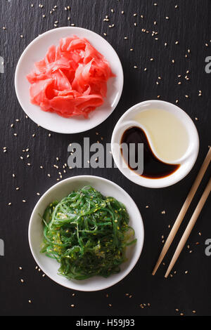 Salade d'algues wakame japonais avec des graines de sésame sur une table verticale Vue de dessus. Banque D'Images