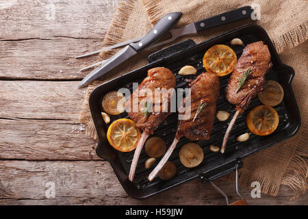 Pavé de boeuf au jus de citron sur un gril sur la table horizontale Vue de dessus. Banque D'Images