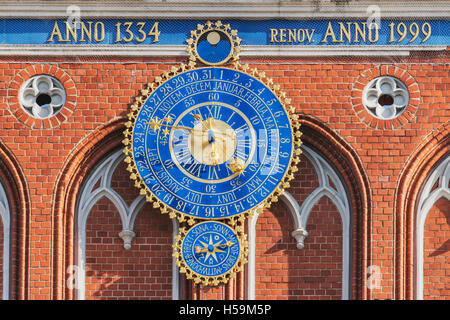 L'horloge astronomique à la Maison des Têtes Noires, Riga, Lettonie, Pays Baltes, Europe Banque D'Images