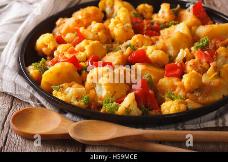 Chou-fleur avec sauce au curry de pommes de terre sur une plaque horizontale. close-up, rustique Banque D'Images