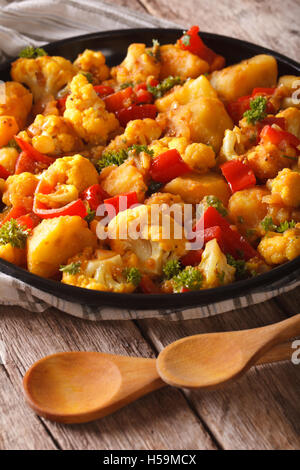 Chou-fleur avec sauce au curry de pommes de terre sur une plaque verticale. close-up, rustique Banque D'Images