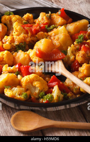 La nourriture indienne Aloo Gobi : avec le chou-fleur et les légumes sur une plaque verticale. Banque D'Images