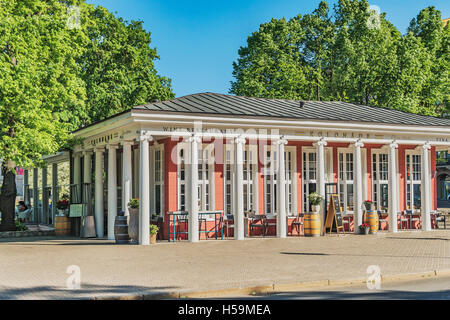 Kolonade Cafe est situé dans le centre de Riga. Il a été construit en 1924 par Arthur Medlinger, Riga, Lettonie, Pays Baltes, Europe Banque D'Images