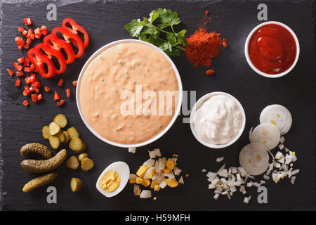 Thousand Island Dressing avec des ingrédients sur la table. Vue du dessus horizontale Banque D'Images