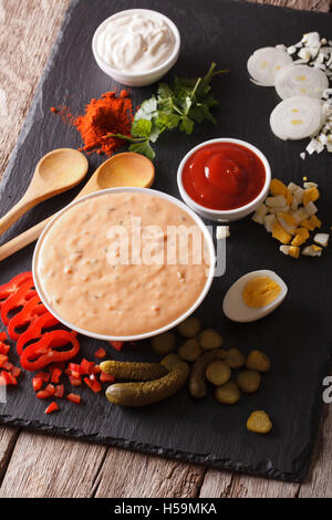 Les sauces de cuisson mille îles sur la table close-up vertical. Banque D'Images