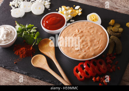 Sauce américaine avec des mille-îles ingrédients sur une liste de sélection sur une table horizontale de près. Banque D'Images