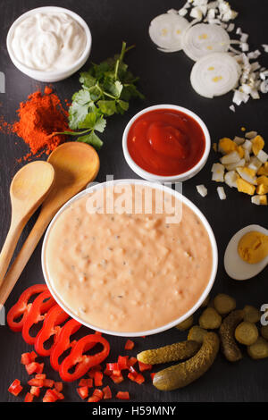 Thousand Island Dressing avec des ingrédients sur une table close-up vertical. Banque D'Images