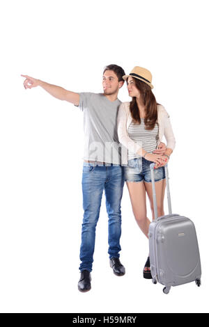 Portrait d'un jeune beau couple avec valise et à la recherche. Concept de voyage. Isolé sur fond blanc. Banque D'Images