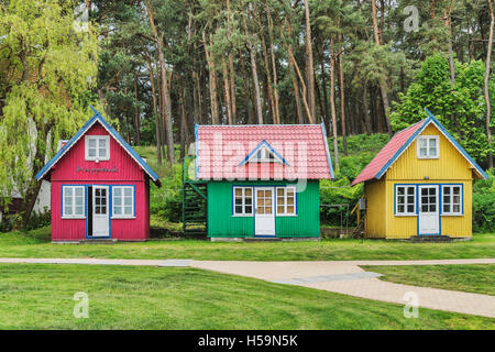 Trois maisons en bois coloré dans le centre de, Nidden, Nida, Malines, Courlande, Lituanie, Pays Baltes, Europe Banque D'Images