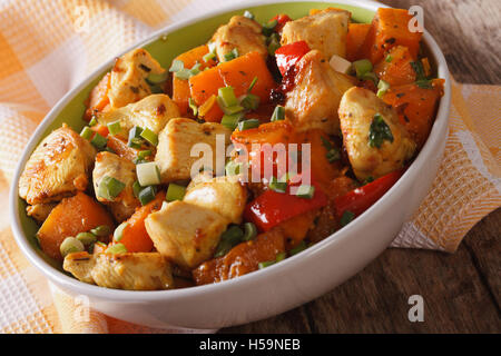 Curry de poulet braisé aux légumes dans un bol close-up horizontale. Banque D'Images