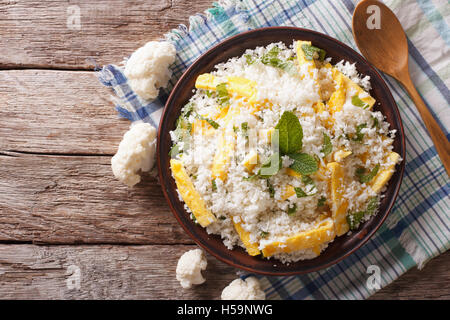 Paleo Nourriture : riz Chou-fleur avec des oeufs brouillés et les herbes sur une plaque horizontale vue du dessus. Banque D'Images