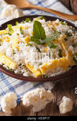 Le chou-fleur avec du riz et des oeufs pour menthe paleo close-up sur la table. La verticale Banque D'Images