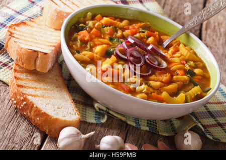 Ribollita soupe de légumes toscane traditionnelle, Close up dans un bol sur la table. L'horizontale Banque D'Images