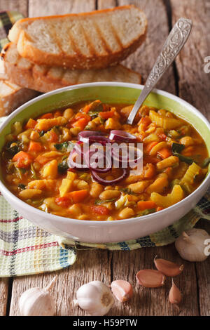 Ribollita soupe de légumes toscane traditionnelle, Close up dans un bol sur la table verticale. Banque D'Images