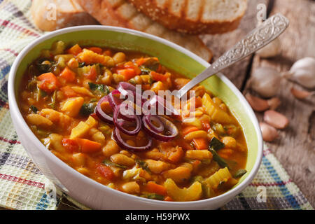 L'Italien ribollita soupe de légumes close up dans un bol sur la table. L'horizontale Banque D'Images