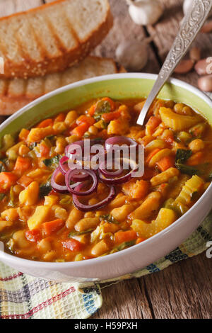 L'Italien ribollita soupe de légumes close up dans un bol sur la table verticale. Banque D'Images