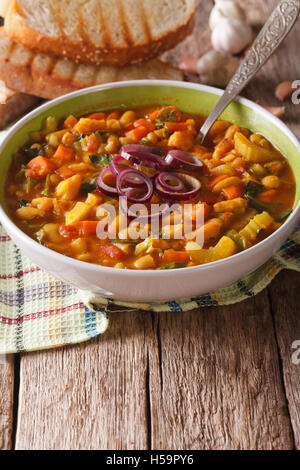 Soupe toscane épais ribollita close up dans un bol sur la table verticale. Banque D'Images