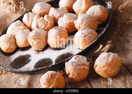 L'Italien des beignets sucrés Castagnole close-up sur la table rustique, horizontal. Banque D'Images